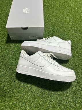Men’s White Nike Air Force 1 Sneakers